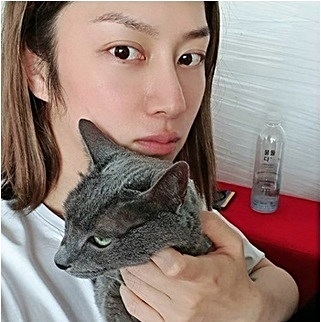 김희철 자가격리 소식이 6일 전해졌다. 슈퍼주니어 이특은 이날 오후 V라이브 SM타운 채널을 통해 "오늘 우리가 데뷔한 지 15주년 됐다"며 "그런데 아쉽게도 김희철(같은 멤버)이 자가격리 때문에 참석 못하게 됐다"고 밝혔다. 사진=김희철 소셜네트워크서비스 캡처