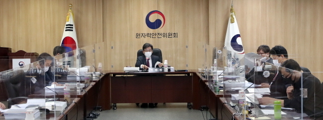 음이온 마스크에서 방사선이 검출돼 판매중단조치가 내려졌다. 마스크 이외에도 의류 및 잡화 등 38종의 제품에서 마스크에 사용된 것과 같은 물질이 사용된 것으로 확인됐다. 
