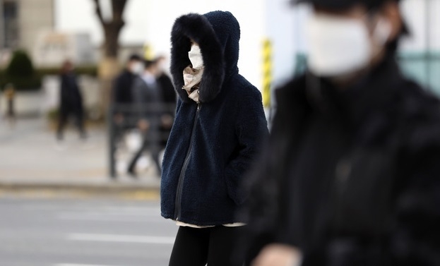 서울 최저기온이 영하 1도까지 떨어진 지난 4일 서울 광화문 네거리에서 시민들이 출근길 발걸음을 재촉하고 있다.