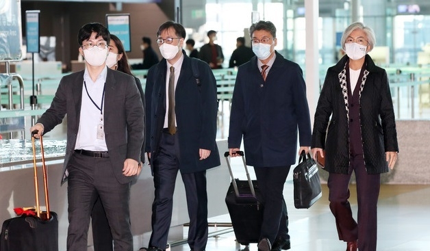 강경화(오른쪽) 외교부 장관이 한미외교장관 회담을 위해 8일 오전 인천국제공항 제2여객터미널에 도착하고 있다.