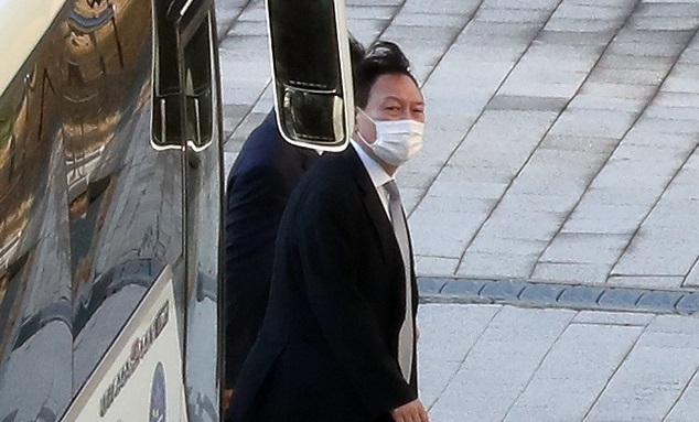 윤석열 검찰총장이 신임 부장검사 대상 강연과 만찬을 위해 지난 3일 충북 진천 법무연수원을 방문, 배성범 법무연수원장과 강연 장소로 이동하고 있다.