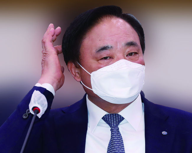 지난해 10월 10일 서울 여의도 국회에서 열린 농림축산식품해양수산위의 수산업협동조합중앙회 국정감사에서 임준택 수협중앙회 회장이 피곤한 모습을 보이고 있다. 