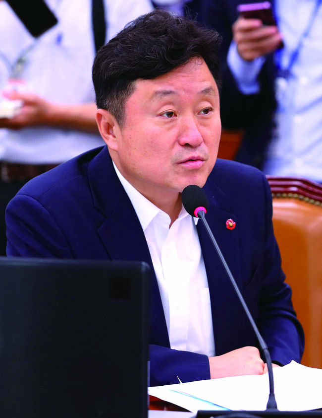 더불어민주당 최인호 의원. 최 의원은 “부실채권 규모의 증가는 수협 자체의 재무구조 악화로 이어질 수 있으므로 수협은 대책을 마련해야 한다”고 말했다.