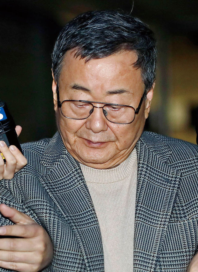 성폭력 혐의를 받고 있는 김준기 전 동부그룹 회장이 2019년 10월 25일 서울 서초구 서울중앙지방법원에서 열린 영장실질심사를 받은 후 대기 장소로 이동하고 있다.