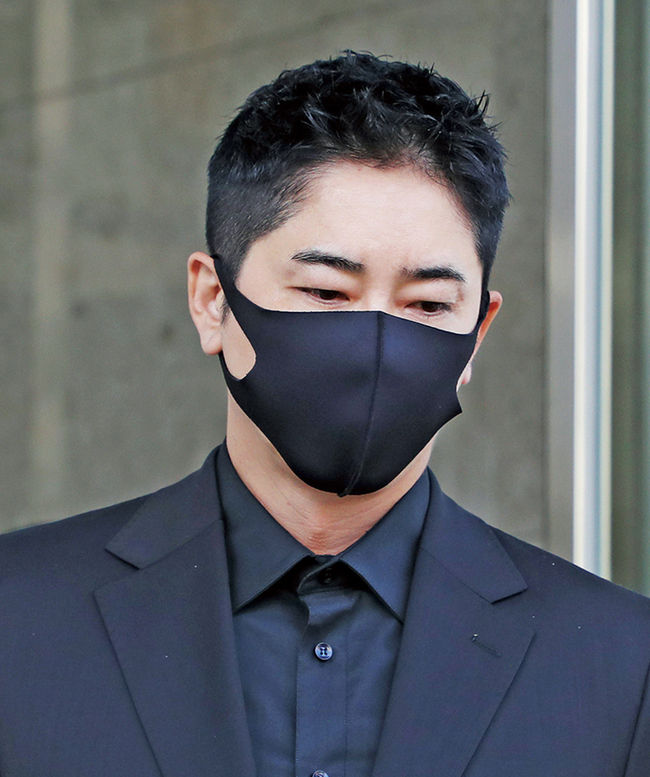 성폭행 및 성추행 혐의로 1심에서 징역형의 집행유예를 선고받은 배우 강지환(본명 조태규·43)이 지난 6월 11일 오후 경기 수원시 영통구 수원고등법원에서 열린 항소심 선고 공판을 마치고 법정을 나서고 있다.