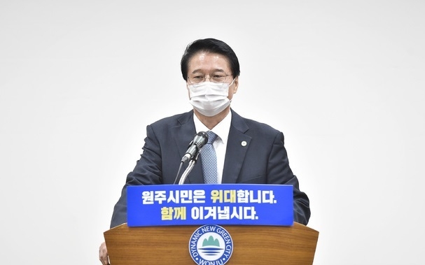 코로나19 발생현황 관련 정례 브리핑하는 원창묵 원주시장 모습(2020. 10. 8). 강원 원주시가 코로나19 확진자 급증에 따라 "사회적 거리두기 1.5단계로 격상한다"고 9일 밝혔다. 사진=원주시 제공 (사진=원주시청 제공)