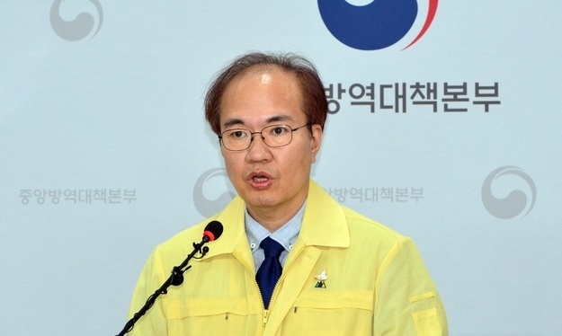 “화이자 백신에 대한 국내 접종이 내년 6개월 이후 가능하다”고 질병관리청이 10일 발표했다. 질병청은 이날 미국 제약회사 화이자 백신에 대해 12월 중 미국 식품의약국(FDA) 승인을 받을 수 있을 것으로 전망했다. 사진은 코로나19 발생현황 관련 브리핑하는 권준욱 질병관리청 중앙방역대책본부 부본부장. 사진=질병청 제공