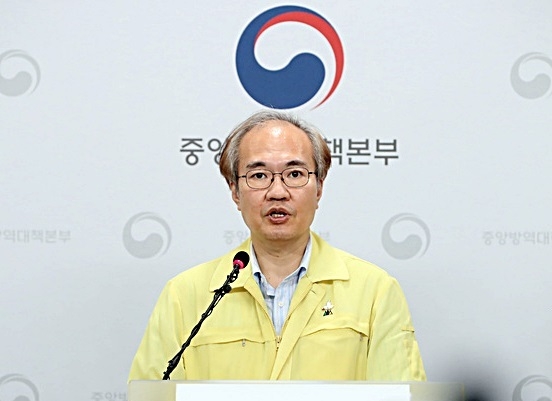 “화이자 백신에 대한 국내 접종이 내년 6개월 이후 가능하다”고 질병관리청이 10일 발표했다. 질병청은 이날 미국 제약회사 화이자 백신에 대해 12월 중 미국 식품의약국(FDA) 승인을 받을 수 있을 것으로 전망했다. 사진은 코로나19 발생현황 관련 브리핑하는 권준욱 질병관리청 중앙방역대책본부 부본부장. 사진=뉴시스