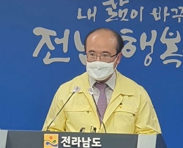 대학수학능력시험(수능)이 한 달도 채 남지 않은 10일 전남의 고등학교 교사가 코로나19 확진 판정을 받았다. 사진은 이기봉 전남도교육청 부교육감. 사진=전남도교육청 제공