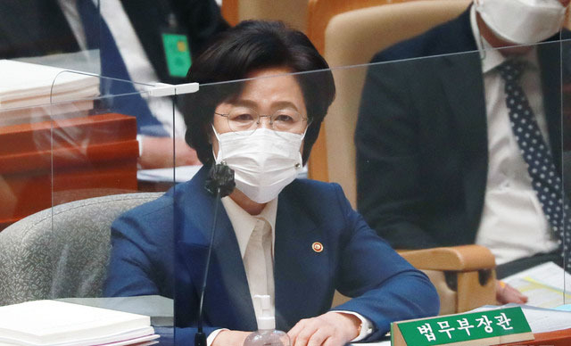 추미애 법무부장관이 11일 오전 서울 여의도 국회에서 열린 예산결산특별위원회 전체회의에서 2021년도 예산안과 관련해 질의에 답하고 있다. (사진=공동취재사진)