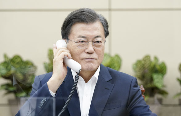 문재인 대통령이 10일 청와대 여민관 소회의실에서 보리스 존슨 영국 총리와 전화 통화하고 있다. (사진=청와대 제공)