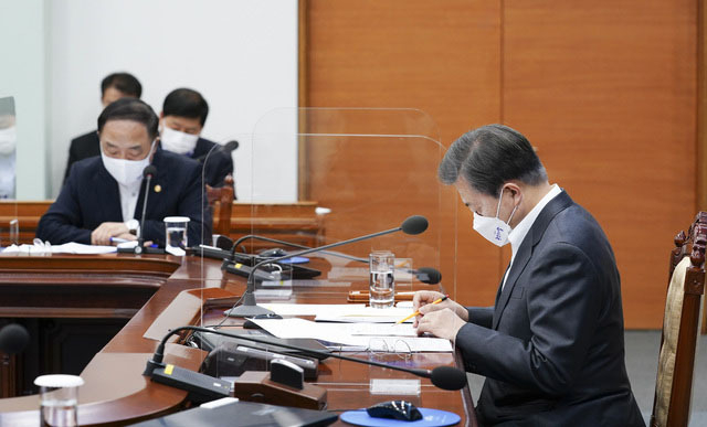 문재인 대통령이 11일 오후 청와대 여민관 영상회의실에서 탄소중립비전 관련 장관 보고를 받고 있다.(사진=청와대 제공)