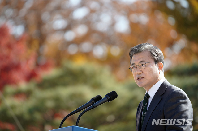 문재인 대통령이 11일 청와대 대정원에서 열린 제25회 농업인의 날 기념식에 참석해 기념사를 하고 있다. 2020.11.11.(사진/뉴시스)