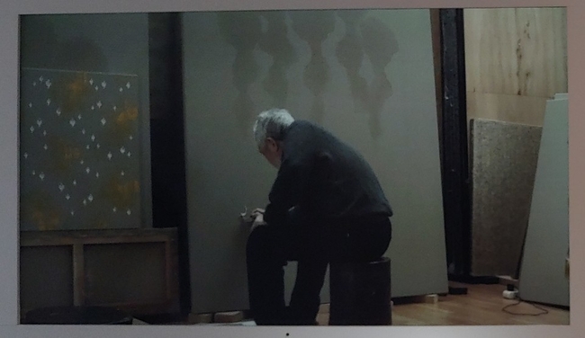 김창열 작가의 작업 모습. 김창열 개인전 <The Path>전이 열리고 있는 갤러리현대에서 상영중인 동영상 재촬영. ⓒ이화순