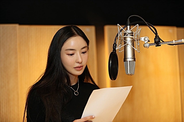  이다희 전액기부 소식이 13일 전해졌다. 이날 EBS 다큐프라임 '60세 미만 출입 금지'에 따르면 이다희는 이 프로그램의 내레이션 출연료 전액을 쾌척한다. '60세 미만 출입 금지' 내레이션에 참여한 배우 이다희. 사진=EBS 제공