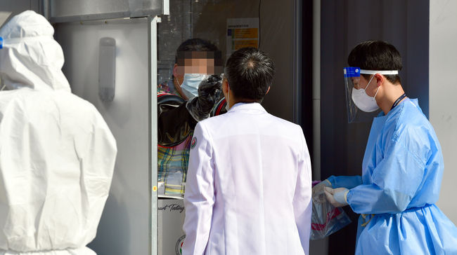 14일 오후 광주 동구 전남대학교병원 응급실 입구에서 의사들이 코로나19 검사를 받고 있다. 전남대병원에서는 의사 등 4명이 코로나19 확진 판정을 받았다 (사진=뉴시스)