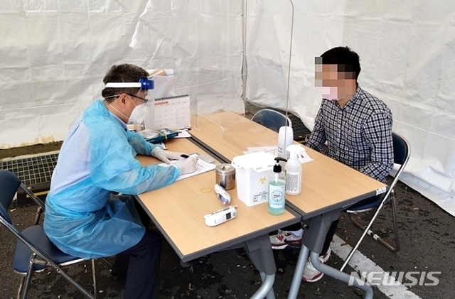 충북음성군보건소 선별진료소 검사. (사진=음성군 제공)