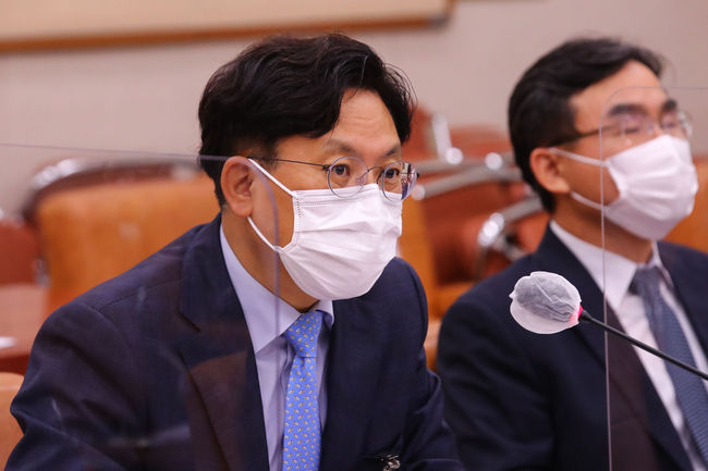김관정 서울동부지검장이 지난달 19일 오전 국회에서 열린 법제사법위원회의 서울고검 등에 대한 국정감사에서 의원들의 질문에 답변하고 있다 (사진=뉴시스)