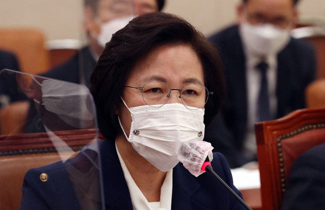 추미애 법무부장관이 16일 오전 서울 여의도 국회에서 열린 법제사법위원회 전체회의에 출석해 의원들 질의에 답하고 있다. (사진=공동취재사진)