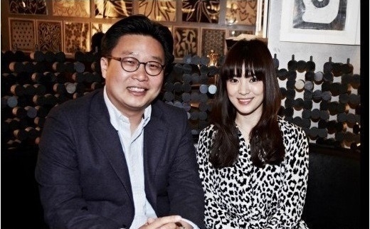  송혜교 기증 소식이 17일 전해졌다. 송혜교와 서경덕 성신여대 교수는 이날 순국선열의 날을 맞아 러시아 연해주 우수리스크에 있는 '최재형 기념관'에 안내서 1만부를 기증했다. 사진=서경덕 소셜네트워크서비스 캡처