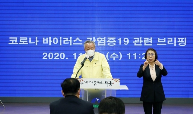 18일 경남도 코로나19발생현황에 따르면 창원시 5명(경남 398~401번, 410번), 하동군 8명(402~409번)의 신규확진자가 발생했다. 사진은 윤상기 하동군수가 이날 오전 군청 소회의실에서 코로나19 발생현황 브리핑하는 모습. 사진=하동군청 제공