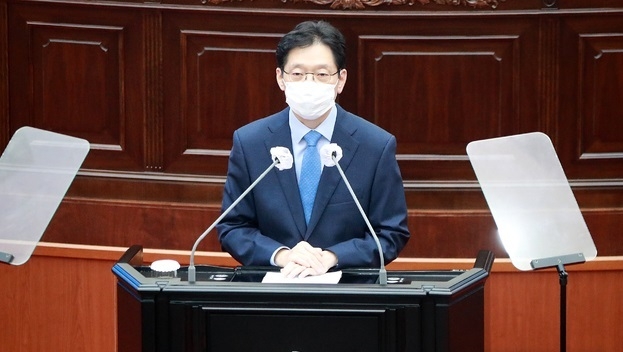  코로나 청정지역이었던 경남 하동군에서 17, 18일 이틀간 17명의 코로나 19 확진자 나와 방역당국에 비상이 걸렸다. 18일 경남도 코로나19 발생현황에 따르면 창원시 5명(경남 398~401번, 410번), 하동군 8명(402~409번)의 신규확진자가 발생했다. 사진은 김경수 경남도지사가 이날 경남도의회 제381회 정례회 제2차 본회의에서 '2020년 제4회 추가경정예산안' 제안 설명하는 모습. 사진=경남도 제공