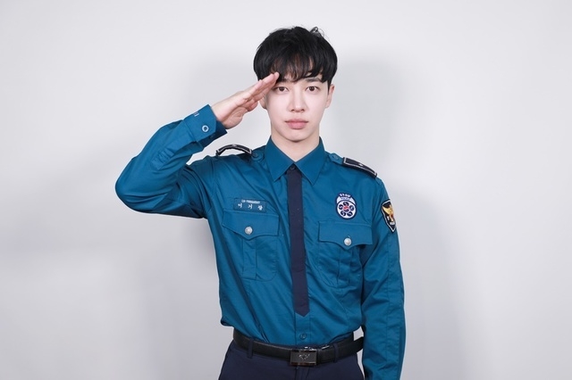  이기광 18일 전역했다. 이날 하이라이트 소속사 어라운드어스에 따르면 지난해 4월 의무경찰로 입대한 이기광은 이날 복무를 끝내고 미복귀 제대했다. 사진=어라운드어스 제공
