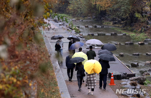 전국이 대체로 흐리고 비가 내린 지난 18일 서울 종로구 청계천에서 시민들이 우산을 들고 걸어가고 있다. 2020.11.18.(사진/뉴시스)