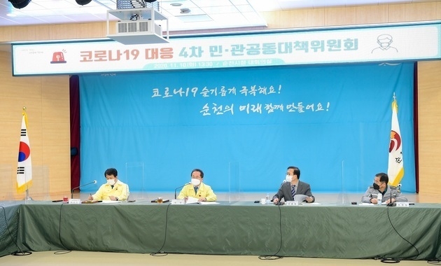  코로나19 발생현황 브리핑하는 허석 순천시장. 전남 순천시청이 코로나 확진자가 대거 발생함에 따라 기존 사회적 거리두기 단계를 1.5단계에서 2단계로 격상한다. 오는 20일부터 시행한다. 사진=순전시청 제공