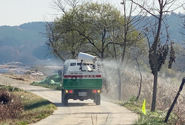 전국 각지 야생조류 분변에서 고병원성 조류인플루엔자(AI) 항원이 연이어 검출돼 방역당국이 소독 등 차단방역을 강화하기로 했다.