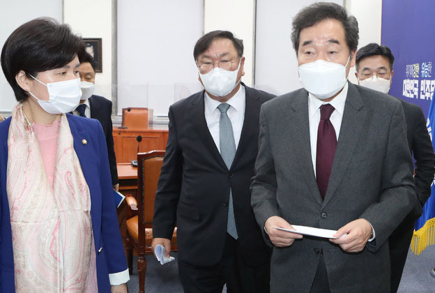 이낙연 더불어민주당 대표가 20일 오전 국회 의원회관에서 열린 확대간부회의에 참석하고 있다. (사진=공동취재사진)