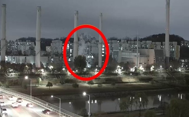  19일 발생한 서울 목동 열병합발전소 화재로 소방당국이 현재 진화를 벌이고 있다. 화재 원인도 함께 조사하고 있다. 사진=서울시교통정보 CCTV 캡처