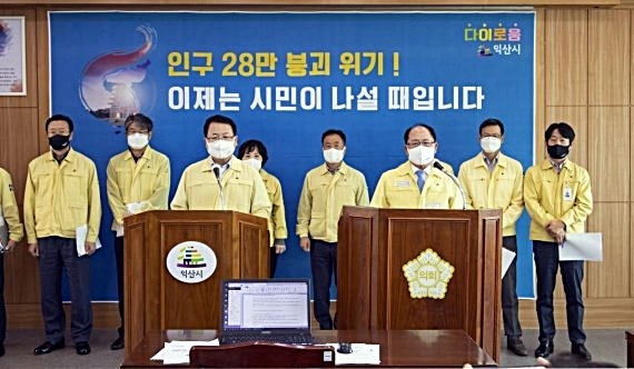  코로나19 발생현황(익산시청, 전남도)에 따르면 지난 19일부터 20일까지 총 14명의 코로나 확진자가 나왔다. 사진은 정헌율 전북 익산시장(왼쪽부터)과 유재구 시의회의장. 사진=익산시청 제공