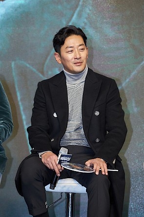  하정우 야행 출연 소식이 20일 전해졌다. 야행은 카카오M 첫 영화다. 사진은 지난해 12월 개봉한 영화 백두산 제작보고회에 참석한 하정우. 사진=CJ엔터테인먼트 제공