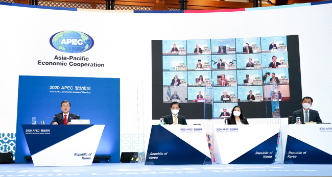 문재인 대통령이 20일 청와대에서 화상으로 열린 아시아태평양경제협력체(APEC) 정상회의에 참석해 발언하고 있다.