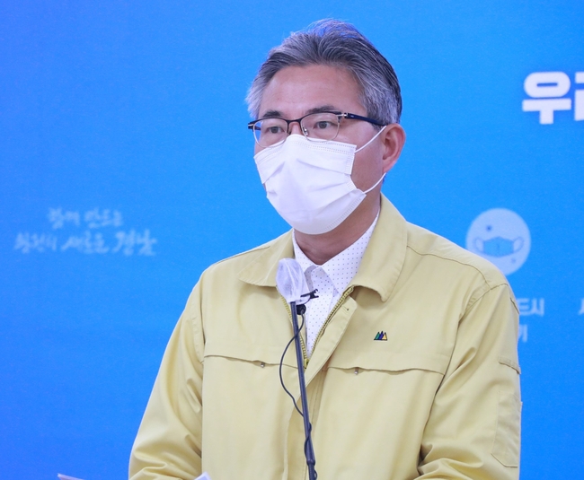 신종우 경남도 복지보건국장, 코로나19 관련 브리핑 (사진=뉴시스)