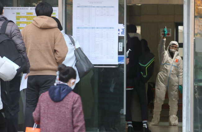 신종 코로나바이러스 감염증(코로나19) 확산 우려 속 21일 치러진 중등교사 임용후보자 선정 경쟁시험(임용시험) 1차 시험 응시율이 전국 평균 86.4%를 기록했다.