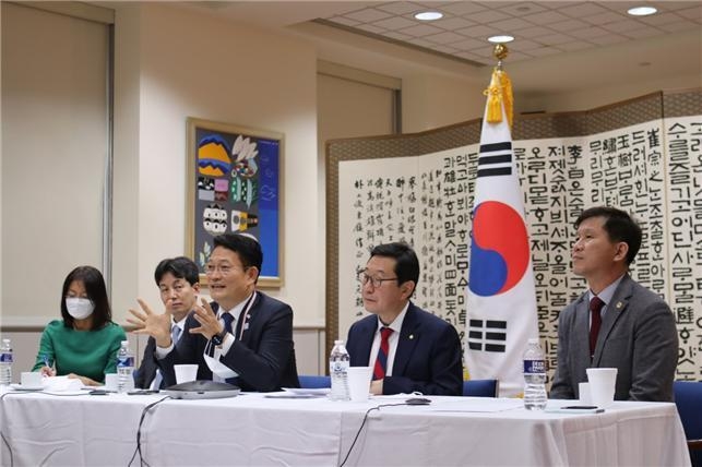 워싱턴 DC를 방문 중인 더불어민주당 한반도TF 대표단은 19일(현지시간) 연방의회 아시아태평양 코커스(CAPAC) 지도부와 비대면 간담회를 갖고 바이든 행정부 시대의 한미 동맹에 대하여 의견을 나누었다.
