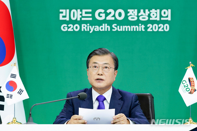 문재인 대통령이 22일 청와대에서 2020년 G20 화상 정상회의(2일차)에 참석해 제2세션의 주제인 '포용적·지속가능·복원력 있는 미래'와 관련 의제 발언을 하고 있다. 2020.11.23.(사진/뉴시스)