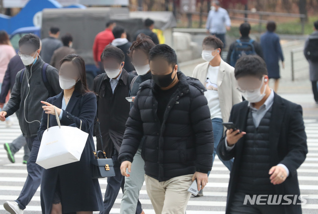 늦가을 추위가 계속되며 신종 코로나바이러스 감염증(코로나19) 확산세가 지속된 17일 오전 서울 영등포구 여의도환승센터에서 마스크를 쓴 시민들이 출근길 발걸음을 서두르고 있다. 2020.11.17.(사진/뉴시스)