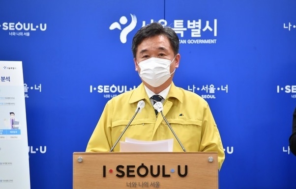 서정협 서울시장 권한대행이 23일 오전 서울 중구 서울시청에서 코로나19 사회적 거리두기 2단계 격상과 천만 시민 긴급 멈춤기간 관련 온라인 브리핑을 하고 있다. (사진=서울시 제공)