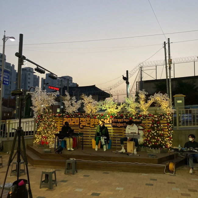 평택시(시장 정장선) 주한미군 부대 앞 명물 거리를 아름다운 음악 선율과 풍성한 공연으로 물들였던 ‘2020 젊은 문화거리’ 공연이 지난 21일을 끝으로 막을 내렸다.