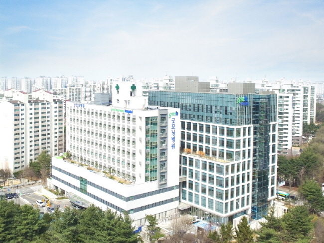 백송의료재단 굿모닝병원(병원장 심대근)이 최근 코로나19가 재확산되고 있는 가운데 적극 대응하기 위해 코로나19 검사장비를 도입, 최종 승인을 받아 자체 검사를 통한 신속한 결과 알림이 가능해졌다.