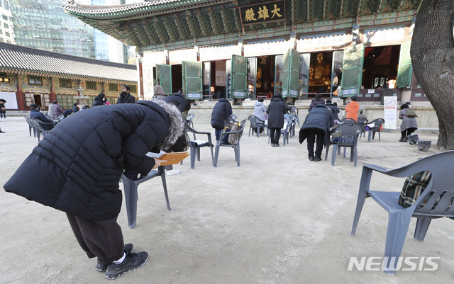 2021학년도 대학수학능력시험을 열흘 앞둔 23일 오후 사회적 거리두기로 인해 출입인원이 제한된 서울 종로구 조계사 대웅전 앞에서 불교 신자를 비롯한 학부모들이 기도를 하고 있다. 2020.11.23.<br>
(사진/뉴시스)