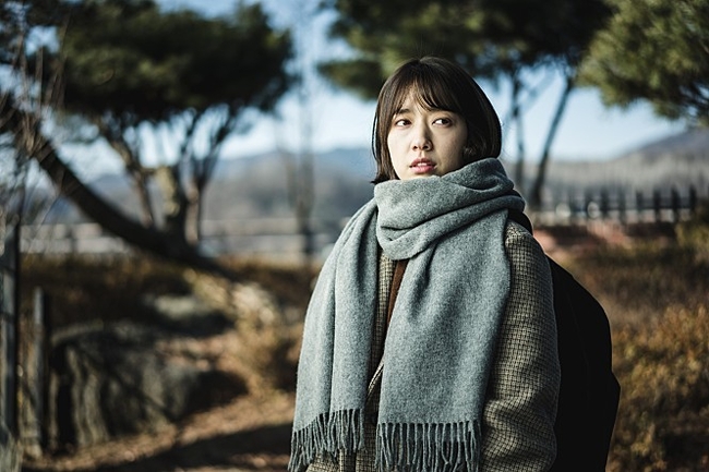 박신혜 음성판정 소식이 24일 전해졌다. 소속사 솔트엔터테인먼트는 이날 "박신혜가 23일 코로나 검사 결과 음성판정을 받아 일정을 정상적으로 진행하게 됐다"고 밝혔다. 사진은 박신혜가 출연한 영화 '콜' 스틸컷. 사진=넷플릭스 제공