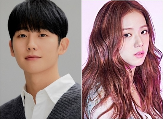  설강화 촬영중단 소식이 24일 전해졌다. JTBC는 이날 “‘설강화’에 출연하고 있는 보조출연자가 타 드라마 촬영을 하며 코로나19 확진자와 밀접 접촉한 사실을 확인했다”며 “이에 코로나 확산 방지와 배우와 스태프들의 안전을 위해 23일 촬영중단을 했다"고 밝혔다. 사진은 왼쪽부터 '설강화' 주연배우 정해인, 지수(블랙핑크). 사진=FNC엔터테인먼트, YG엔터테인먼트