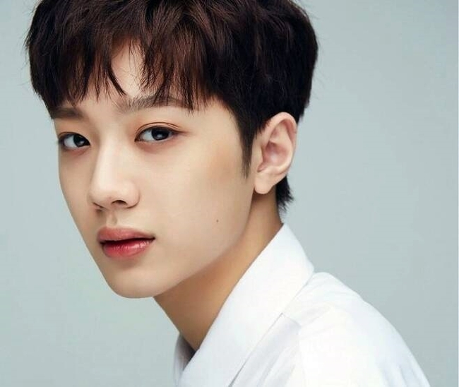  라이관린이 24일 길거리 흡연과 침 뱉은 행동에 대해 소셜네트워크서비스에 "죄송하다. 공인으로서 행동을 통제하지 못하고 잘못된 행동을 했다"며 "모든 사람들의 비판과 경고를 받아들이겠다. 같은 행동을 다시 반복하지 않겠다"며 사과했다. 사진=큐브엔터테인먼트 제공