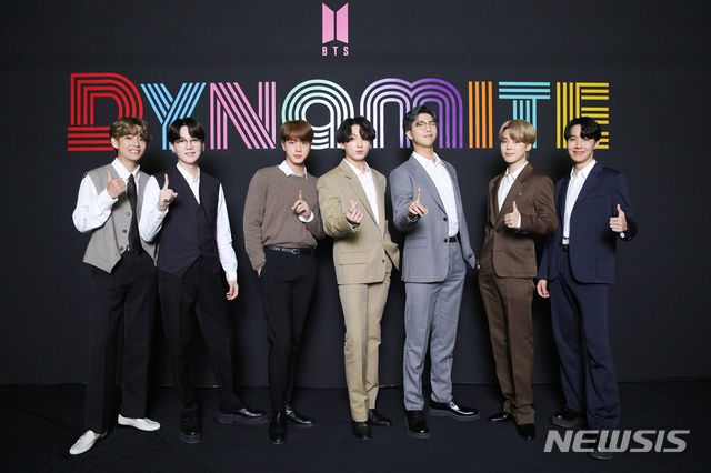 방탄소년단(BTS)'이 2일 열린 온라인 글로벌 미디어데이에서 포즈를 취하고 있다. (사진=빅히트 엔터테인먼트 제공) 2020.09.02.