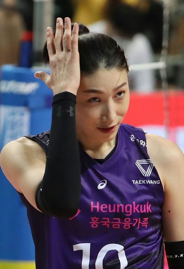  김연경 법적대응 소식이 25일 전해졌다. 매니지먼트사 라이언앳은 이날 법적대응 관련 공식입장을 내고 “김연경에게 악성 댓글을 작성한 악플러들을 고소했다”고 밝혔다. 사진은 경기 중인 김연경.