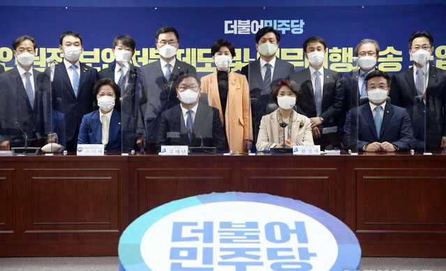 김태년 더불어민주당 원내대표, 추미애 법무부 장관, 윤호중 법제사법위원장 등 참석자들이 26일 서울 여의도 국회에서 열린 친인권적 보안처분제도 및 의무이행소송 도입 당정협의에서 기념촬영을 하고 있다. (사진=공동취재사진)